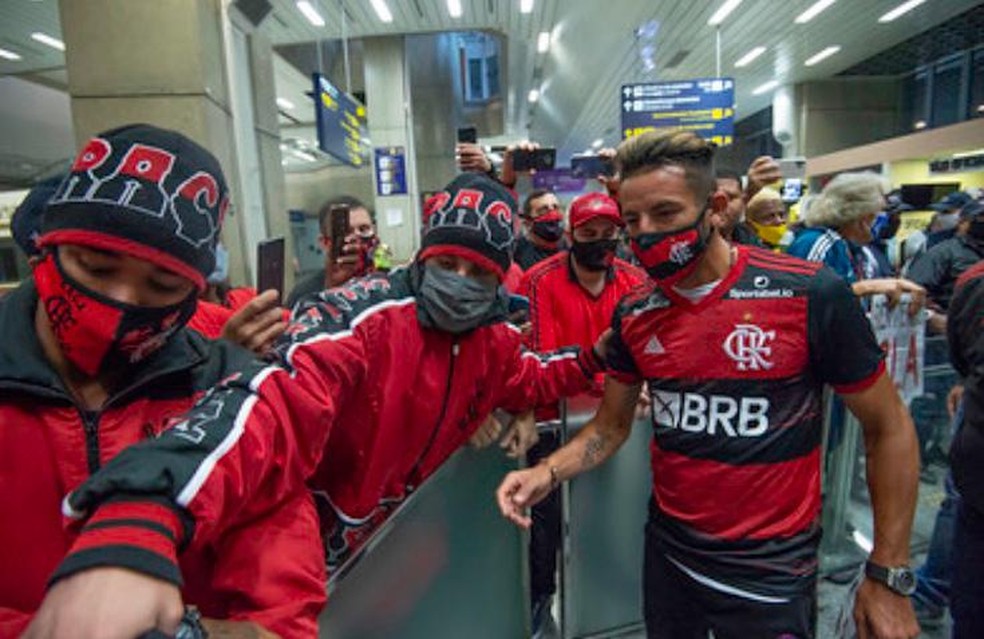 SportsCenterBR - REFORÇO CONFIRMADO! O Flamengo avisou os sócios-torcedores  por e-mail que Maurício Isla é o novo lateral rubro-negro! O jogador vai  vestir a camisa 44.